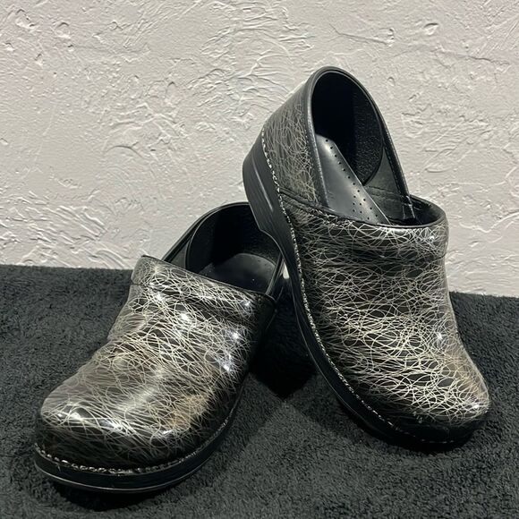 🔥🔥 DANSKO Clogs Slip On Black/Gray Graphic Designer Leather Casual Sz 41 - GUC - Picture 1 of 14